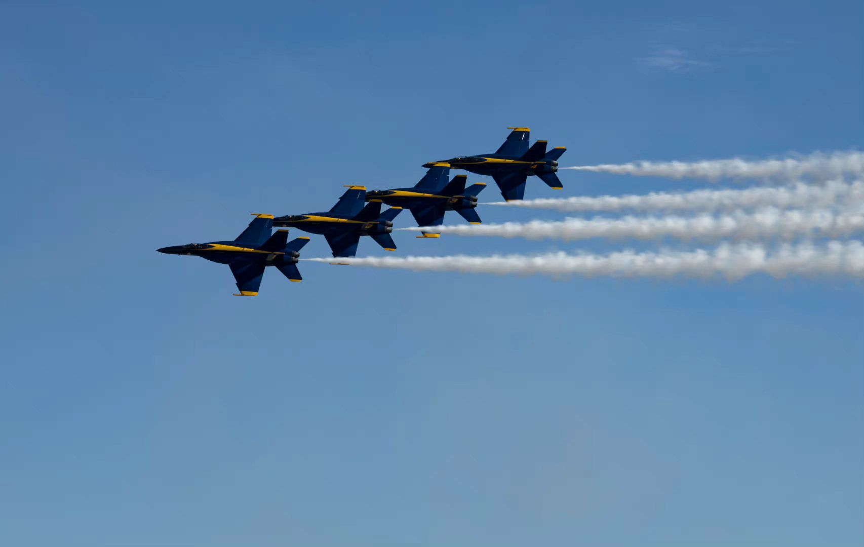 美国海军蓝天使在2022年海军陆战队航空站米拉玛航展上进行空中机动|美国海军|海军陆战队|航空站_新浪新闻