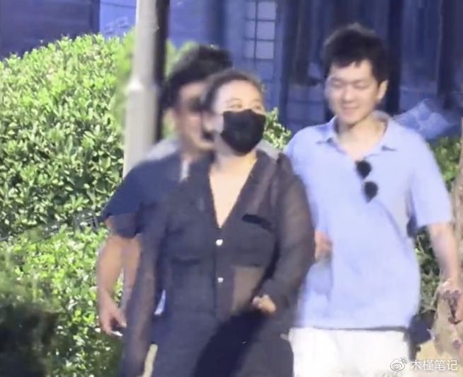 马思纯更新六宫格自拍，对镜头大方撩动头发，生图精修差别大休闲区蓝鸢梦想 - Www.slyday.coM