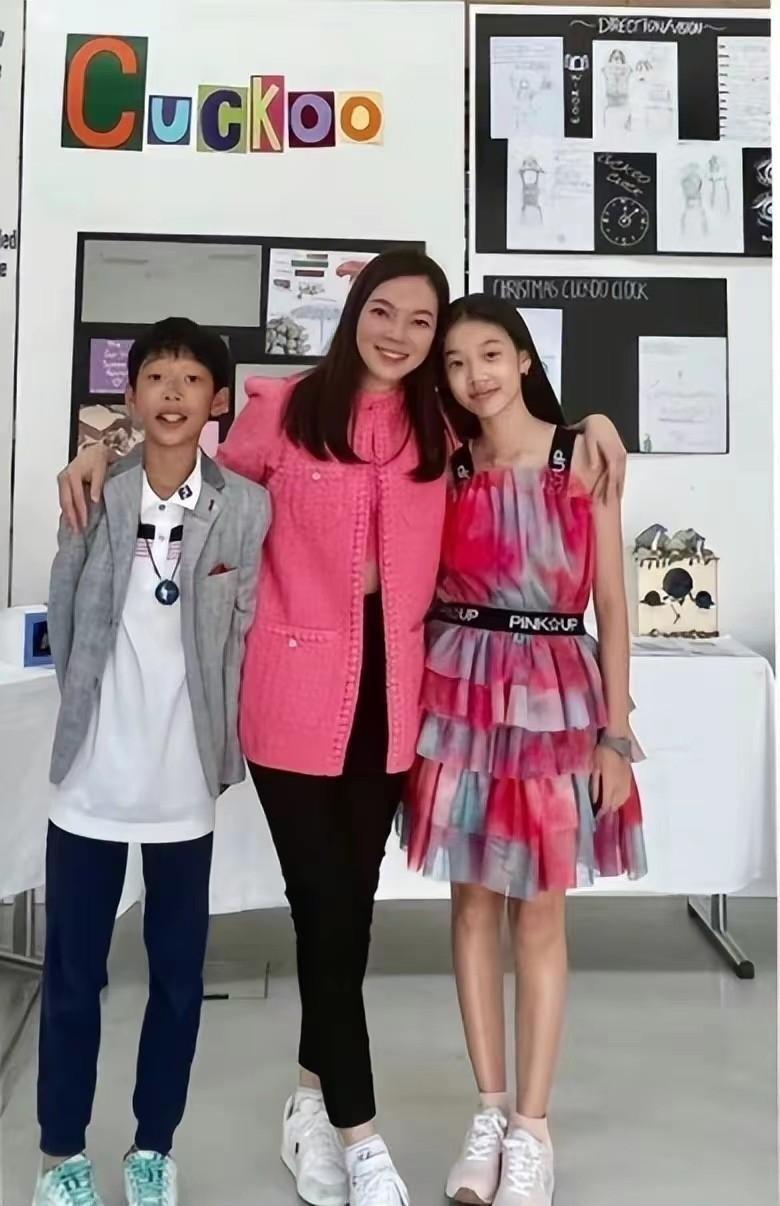 穿印花衬衣肤白貌美,富士康老板娘却比她还美|曾馨莹|林心如|老板娘