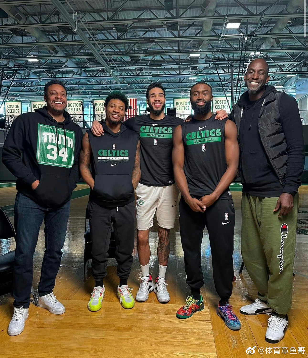 名宿来了:加内特和皮尔斯来到凯尔特人训练馆……_高清图集_新浪网