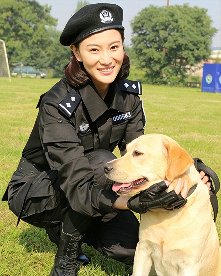 在《警花与警犬》中,于和伟饰演的训犬队队长杜飞,不苟言笑又一身正气