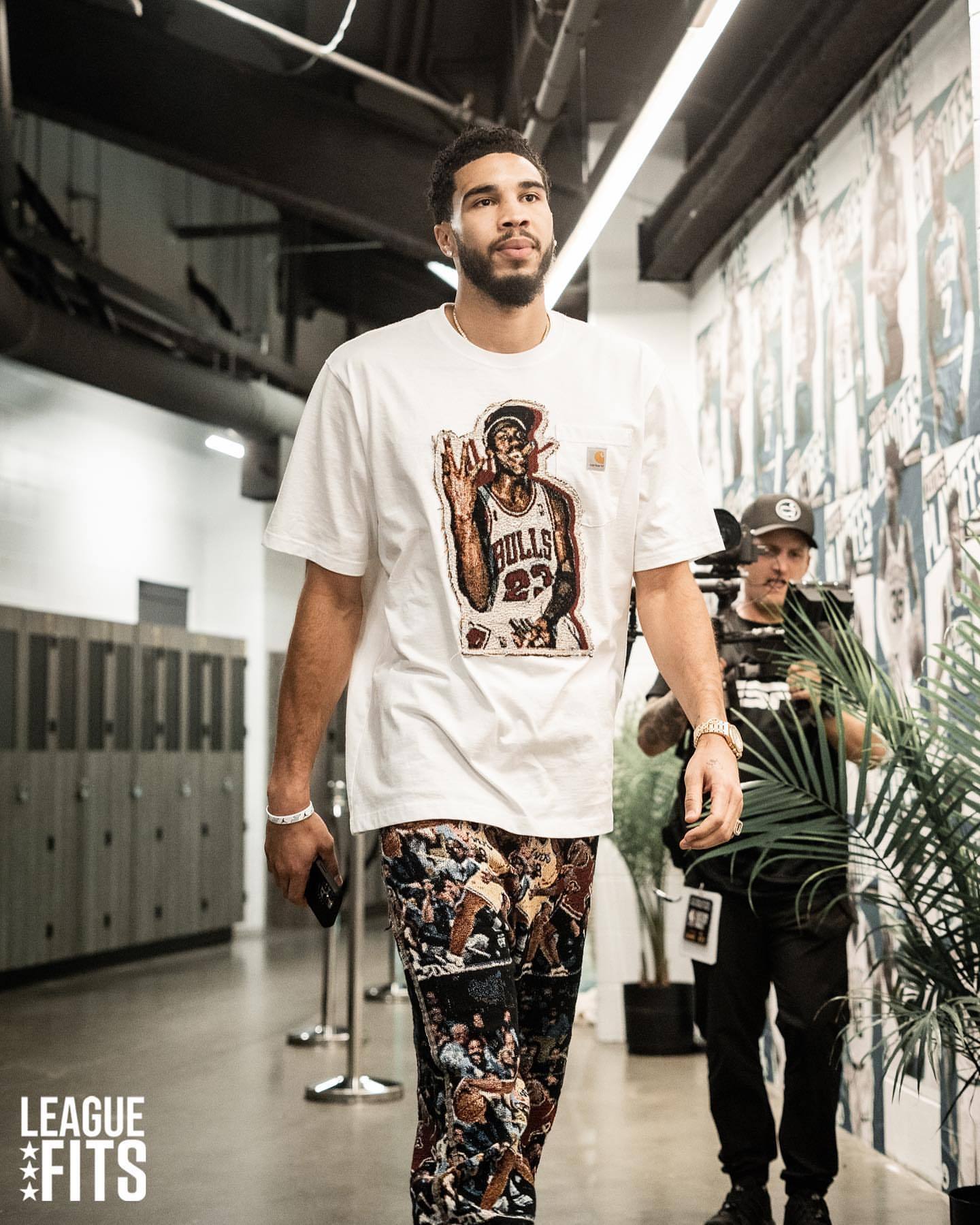 塔图姆身穿乔丹四冠t恤入场精神属性拉满下场还要穿乔老板