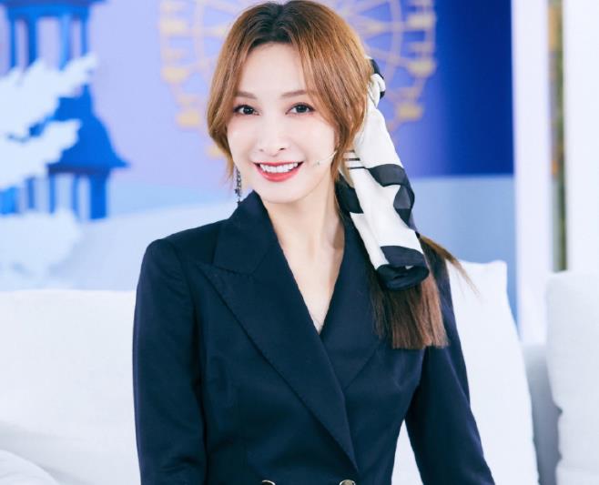 吴昕录节目戴假发了?穿"中国红"蛋糕裙涂大红唇,差点没认出来