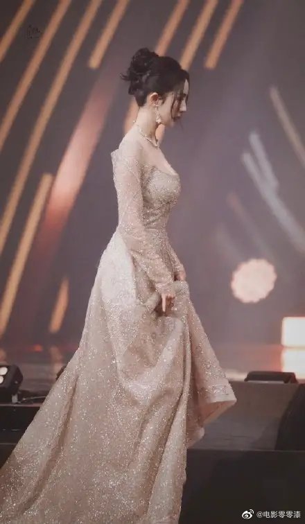 杨幂盘发造型出镜身穿肉色低胸长裙五官精致