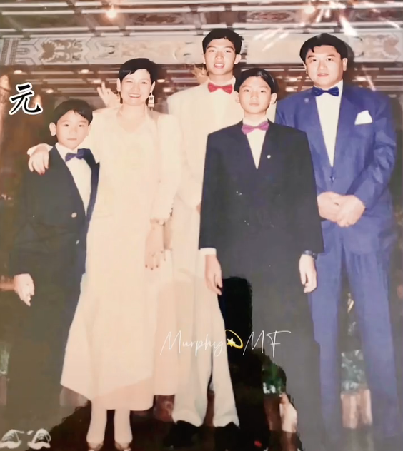 全家福合影或者与高高的同框照片,借此抒发对儿子的深刻想念,高以翔生