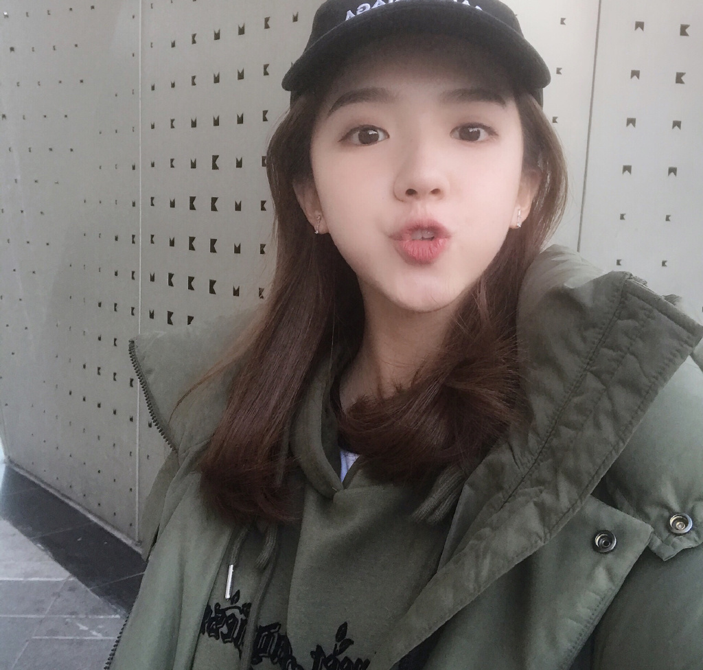 苏晓彤搞怪自拍照