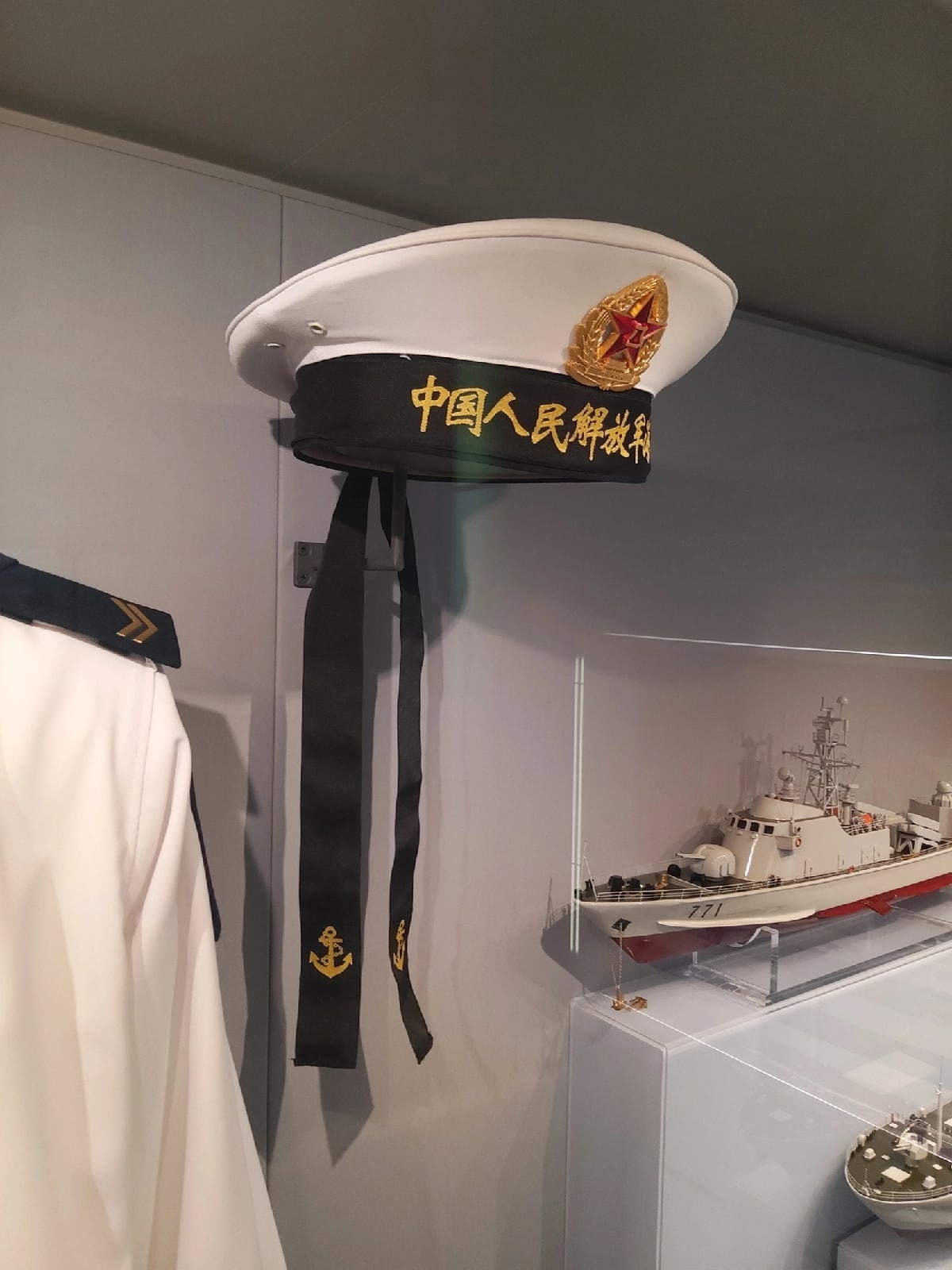 香港海防博物馆内展示的中国人民解放军驻香港部队海军水兵服和军