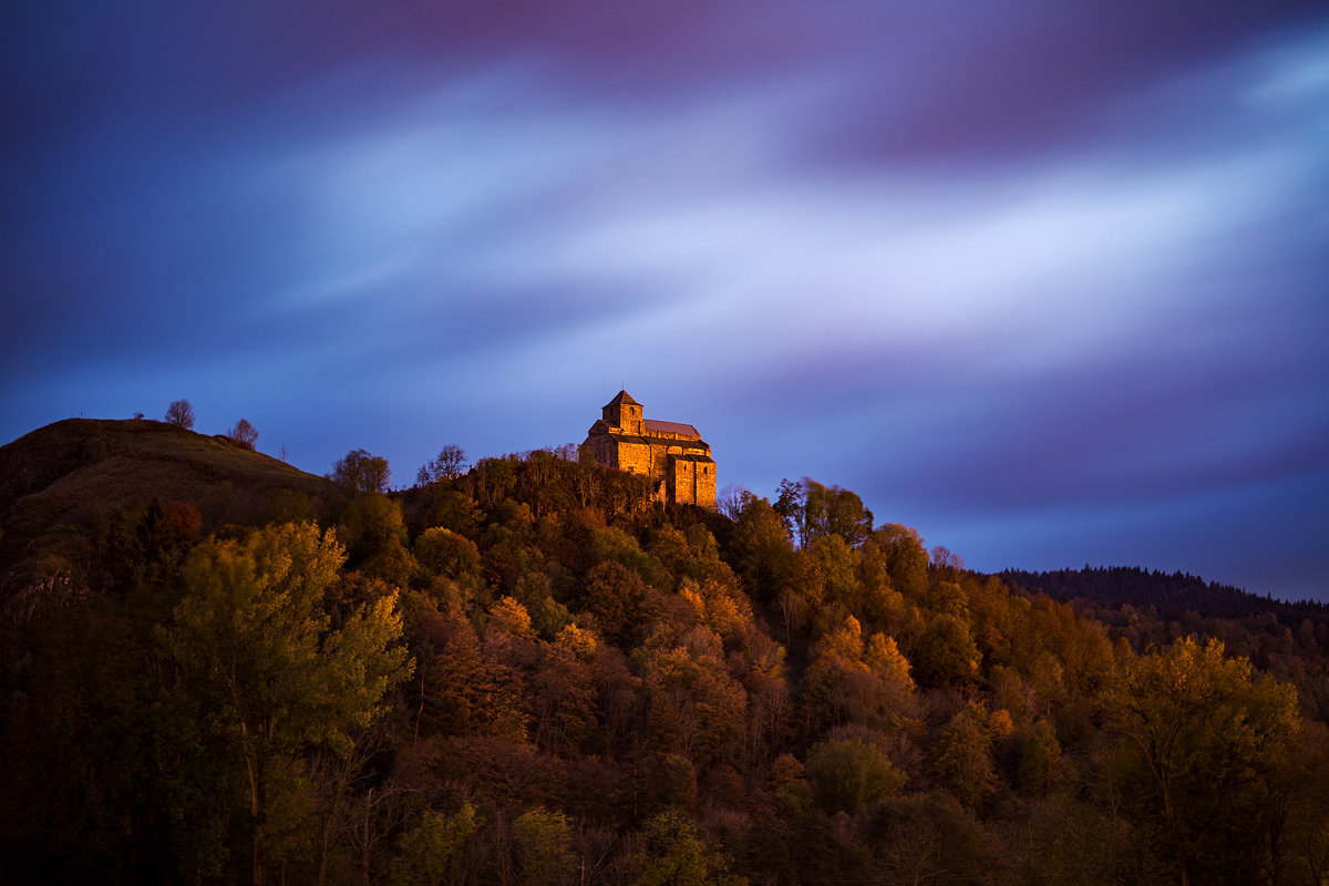 位于法国中南部的中央高原是欧洲最大的层状火山地块