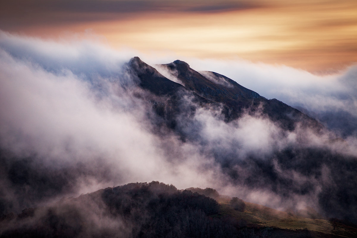 位于法国中南部的中央高原,是欧洲最大的层状火山地块_高清图集_新浪