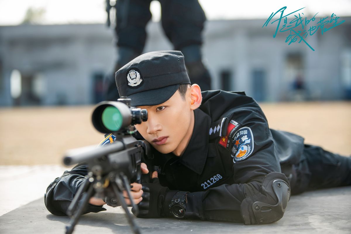 白敬亭演特警太有型被喊话把警服焊身上网友身材太好不好脱