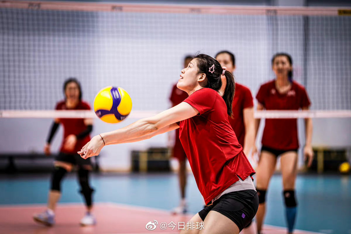 最新组照:中国女排在北仑训练基地封闭集训 备战2022女排世锦赛__财经