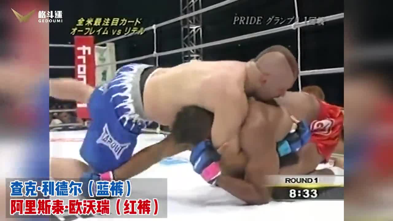 被人按在角落里打 暴怒后冰人一拳打懵对手 被人按在角落里打 暴怒后冰人一拳打懵对手