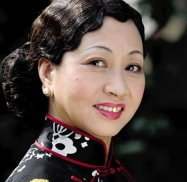 中的包租婆的形象让人记忆犹新,尤其是她顶着一头卷发棒的造型更是