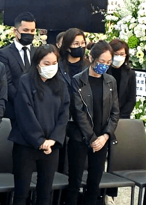 首现身,伤心痛哭步履蹒跚,需俩亲友搀扶|吴孟达|侯珊燕|出殡_新浪新闻