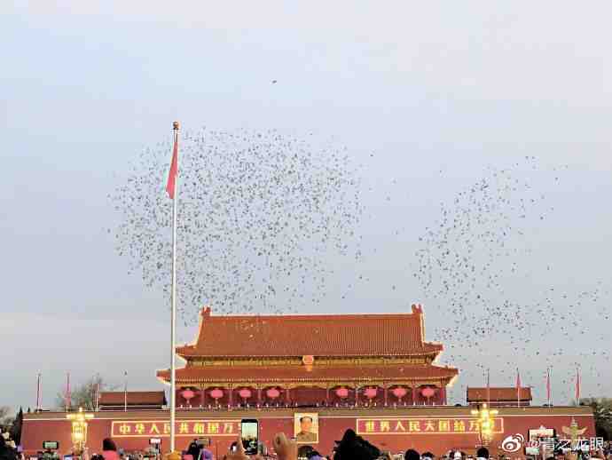 中华人民共和国万岁！ 世界人民大团结万岁！