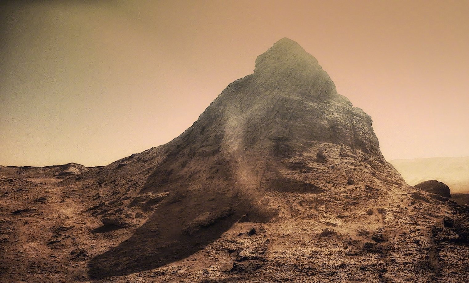 这是好奇号火星车拍摄的火星上的一块像小山的岩石