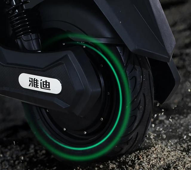 雅迪推出新电动车锐界,配备1200w电机,最大可配72v32ah电池!