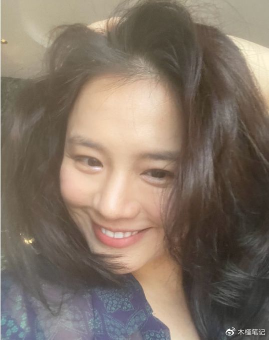 马思纯更新六宫格自拍，对镜头大方撩动头发，生图精修差别大休闲区蓝鸢梦想 - Www.slyday.coM