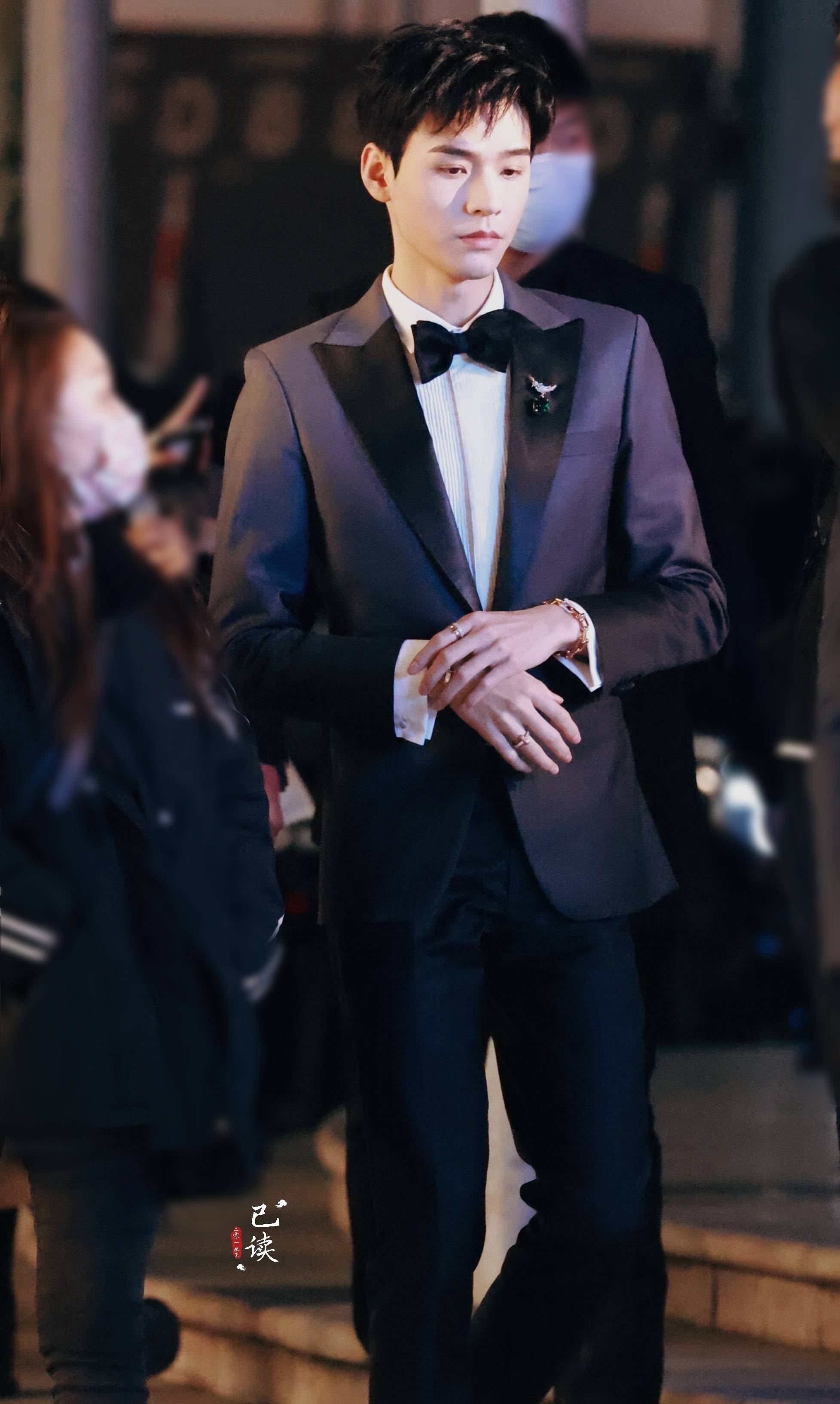 龚俊参加公司年会路人镜头下的龚俊生图好绝