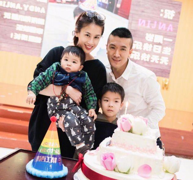 杨子大女儿晒近照,白色连衣裙秀香肩,颜值气质不输黄圣依