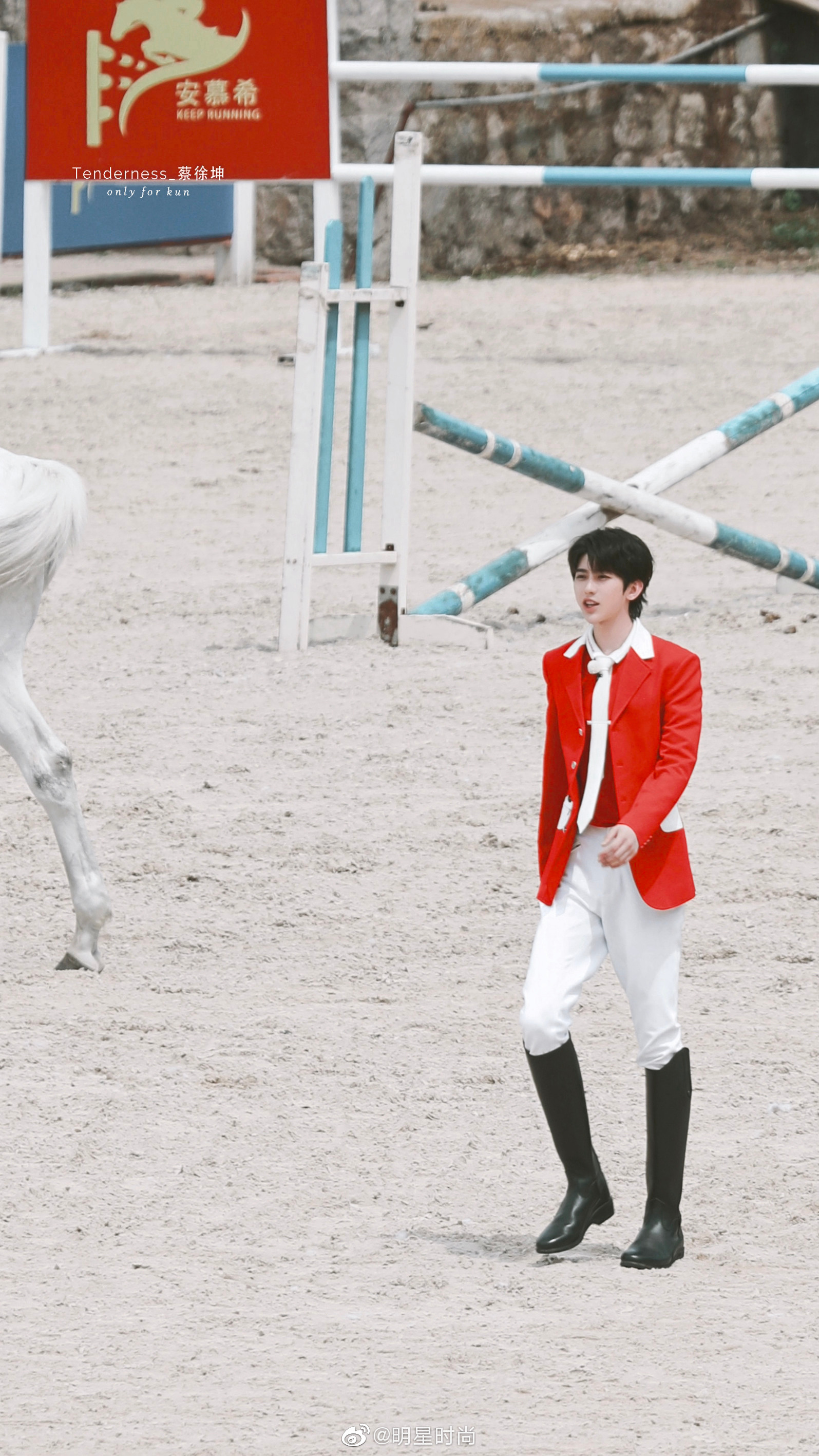 蔡徐坤最新造型骑士坤上线他身着红白旗马术服搭配长靴