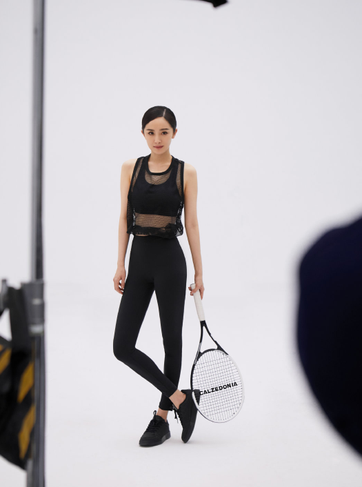 杨幂趴地上秀出"漫画腰",肚子没一点赘肉,不愧是88斤纸片人