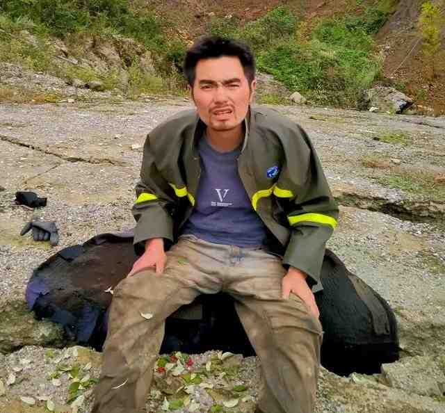 挽救数百乡亲的甘宇17天后被找到:父亲称一直都没放弃,你比我有出息休闲区蓝鸢梦想 - Www.slyday.coM 挽救数百乡亲的甘宇17天后被找到:父亲称一直都没放弃,你比我有出息休闲区蓝鸢梦想 - Www.slyday.coM