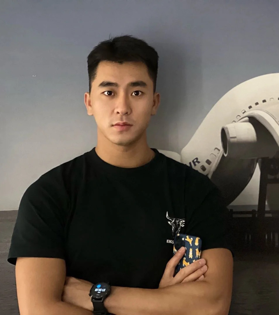 很阳光的黑皮健壮帅哥会经常分享一些健身知识