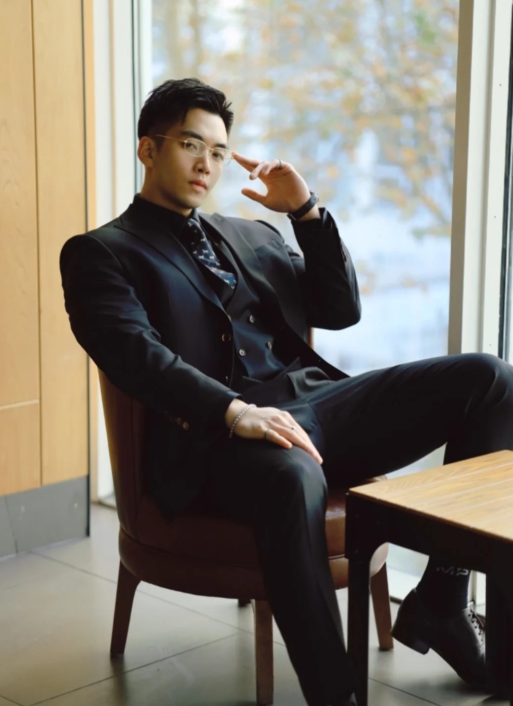 正装帅叔 叶子涵__财经头条