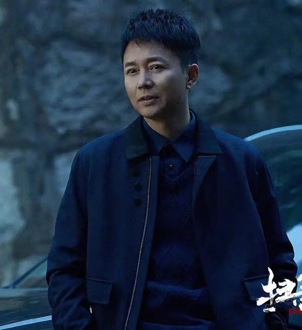 真的要哭了何勇穿着警服义正言辞眼神坚定的向人民保证