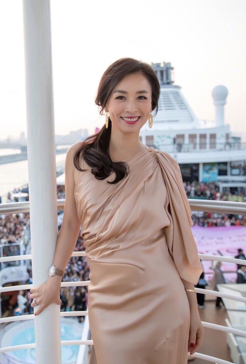 张庭与老公不低调一身红裙的张庭浪漫明艳