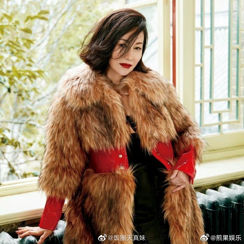 惠英红为新电影我爱你打call我自己带头先磕为敬