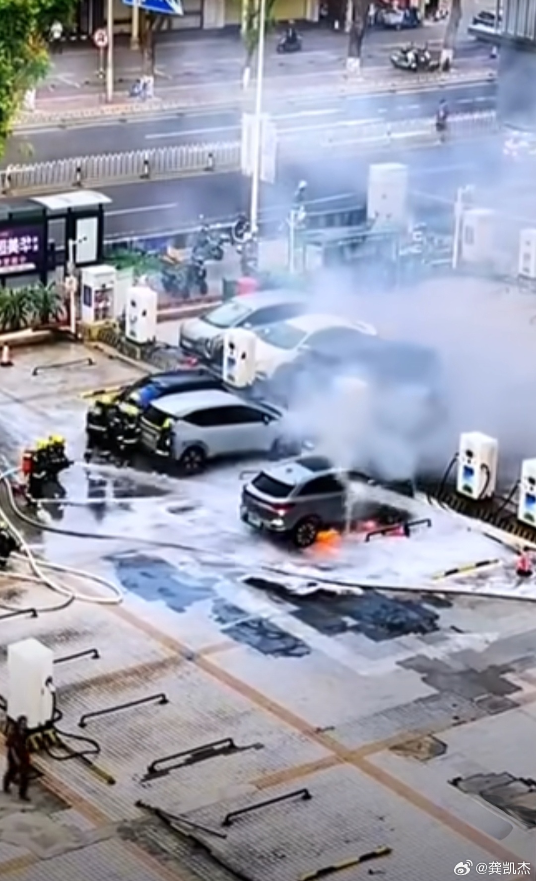 为什么新能源汽车着火了很难扑灭呢?新能源电池装机量排名!|装机量|着火|新能源汽车_新浪新闻