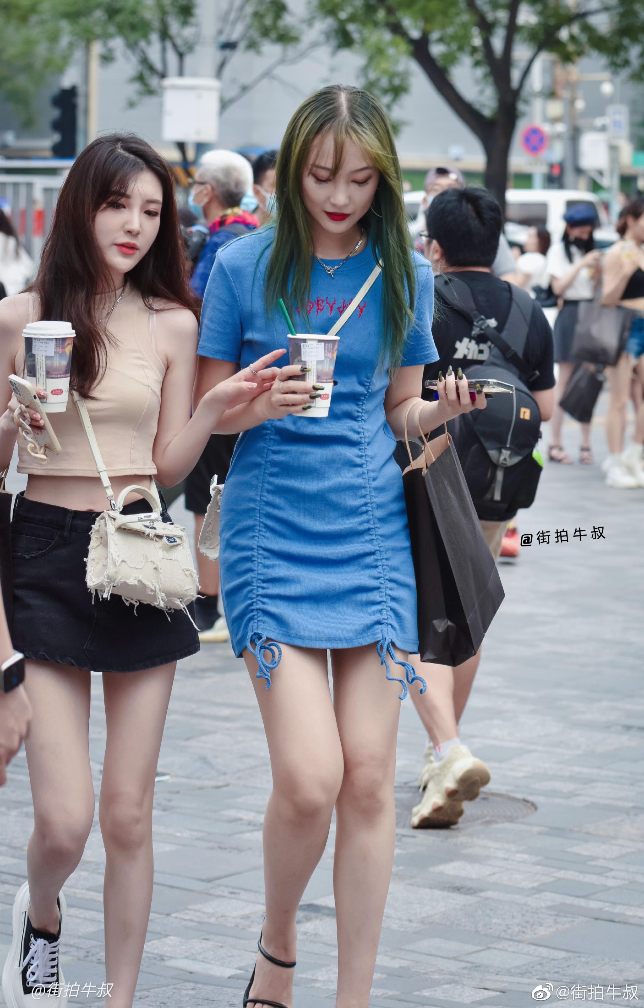 两位穿搭时尚的美女出街_高清图集_新浪网