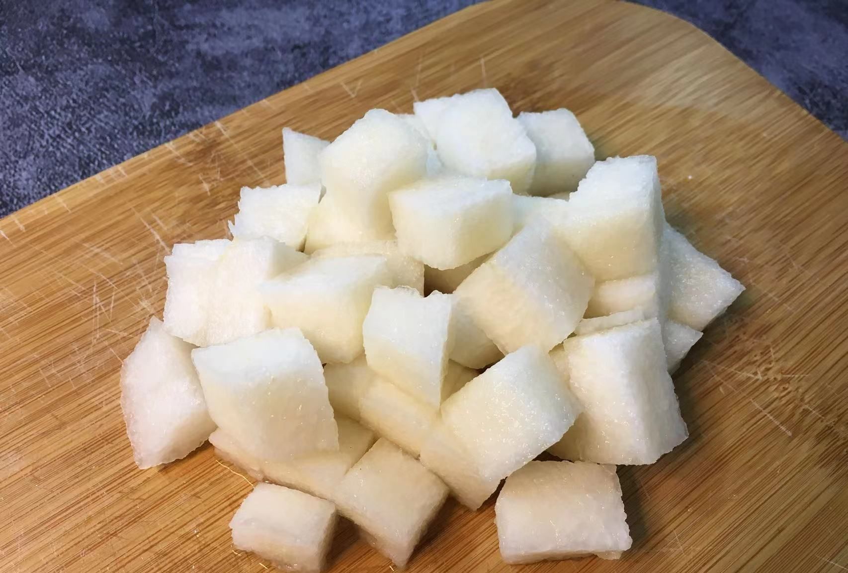 第二步:梨去皮后切成小块,皇冠梨皮薄肉厚,口感细腻,汁水多,炖汤或是