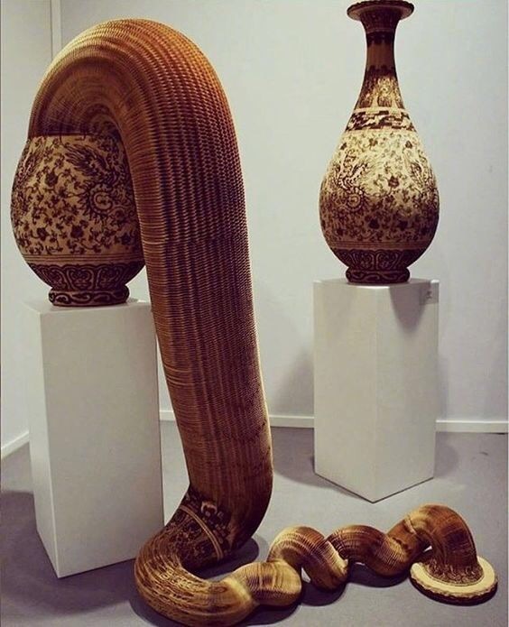 中国艺术家李洪波和他的可伸缩纸雕外表看似是石膏制成的雕塑