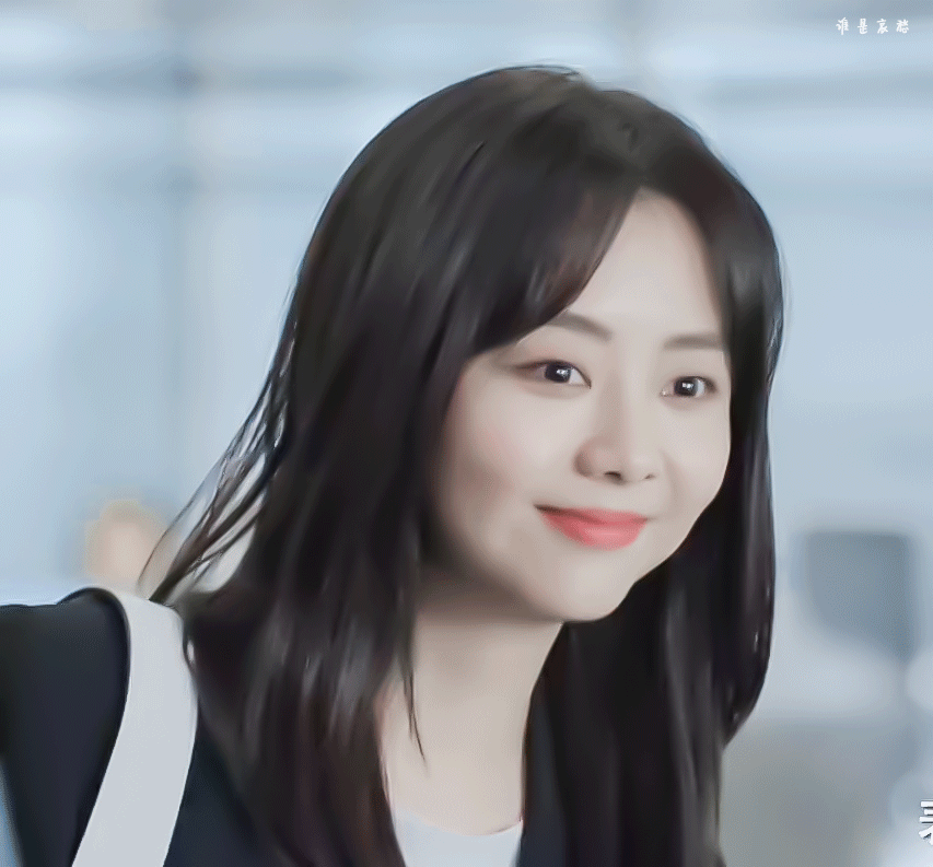 谭松韵新剧造型真的好百变呀戴眼镜的