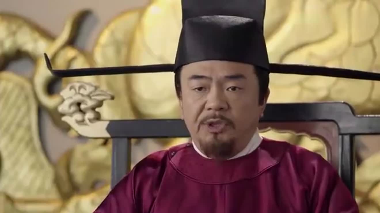 开封府知府审问犯人你爹是谁犯人皇上知府吓得站起来了