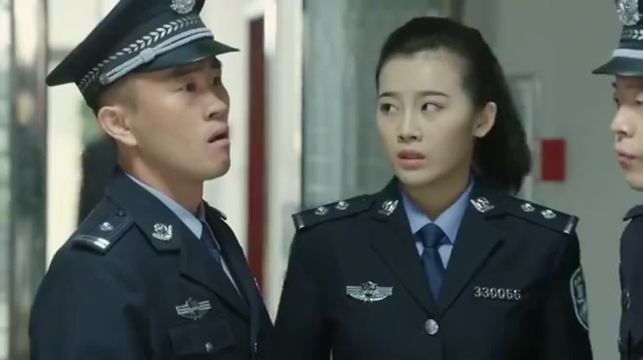 警察锅哥男子蹲监狱蹲了好几年接受审查硬装傻啥都不说