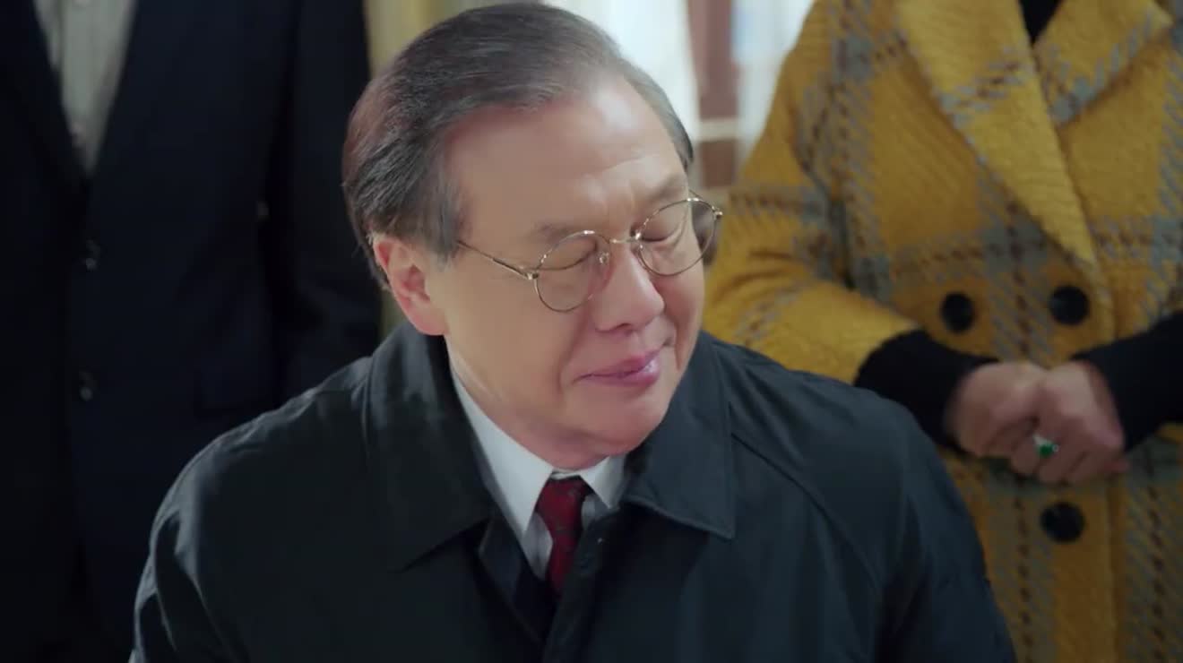 姥姥的饺子馆老岳来跟姜桂芳告别姜桂芳送了他一盒饺子