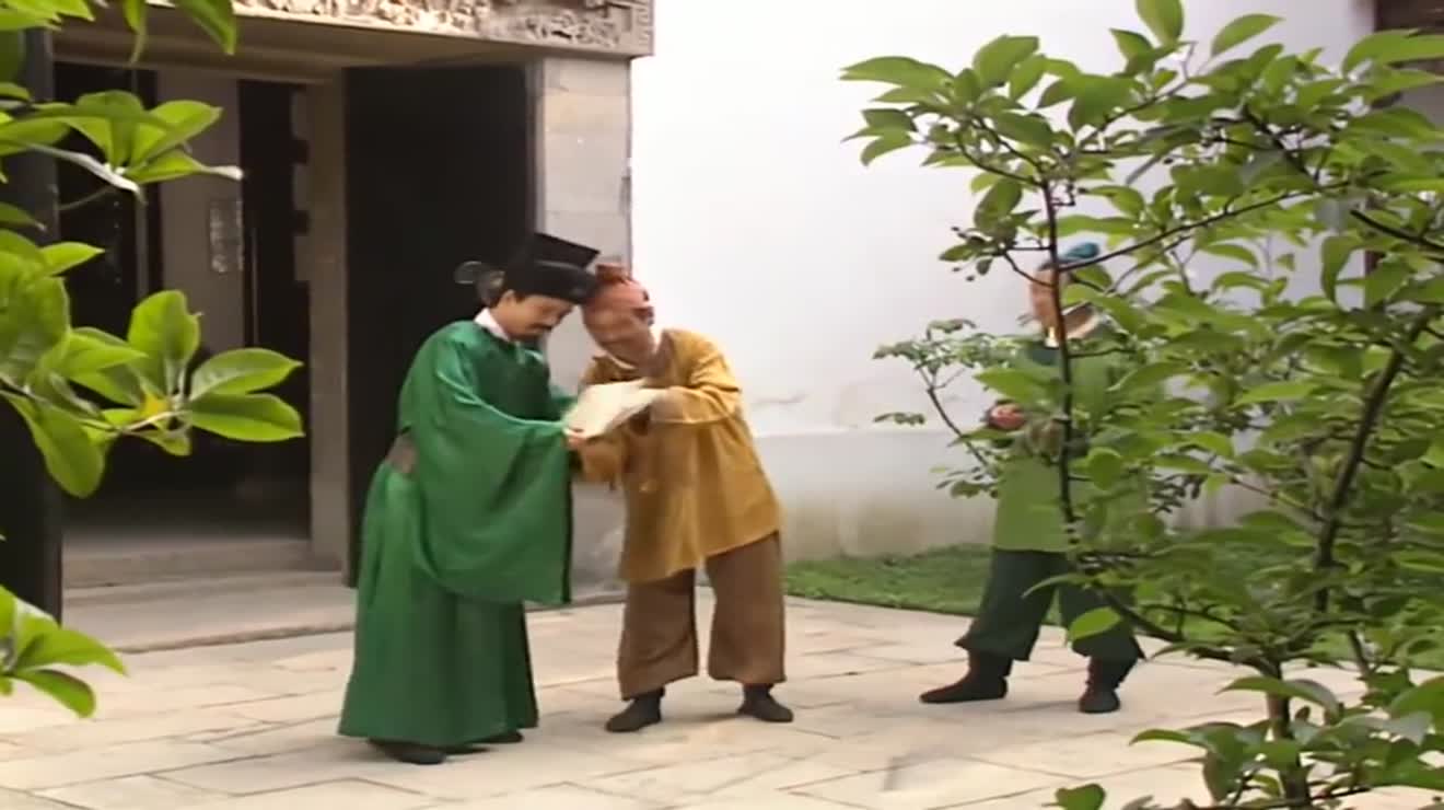 在钦差大人的帮助下宋登阁荣升知府混的是风生水起