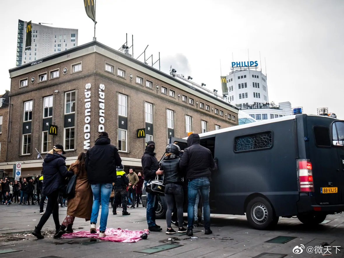 荷兰爆发大规模反封锁抗议 抗议者纵火投石