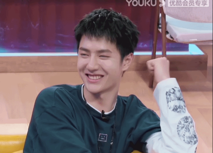 王一博仰头大笑合集一笑就仰头是什么宝宝行为