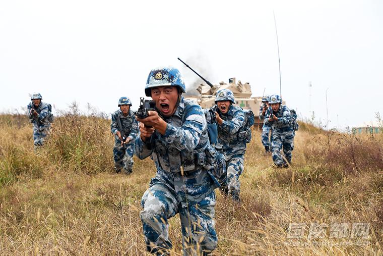 空降兵某旅组织机步分队开展实兵战术演练|空降兵|分队|战术_新浪新闻