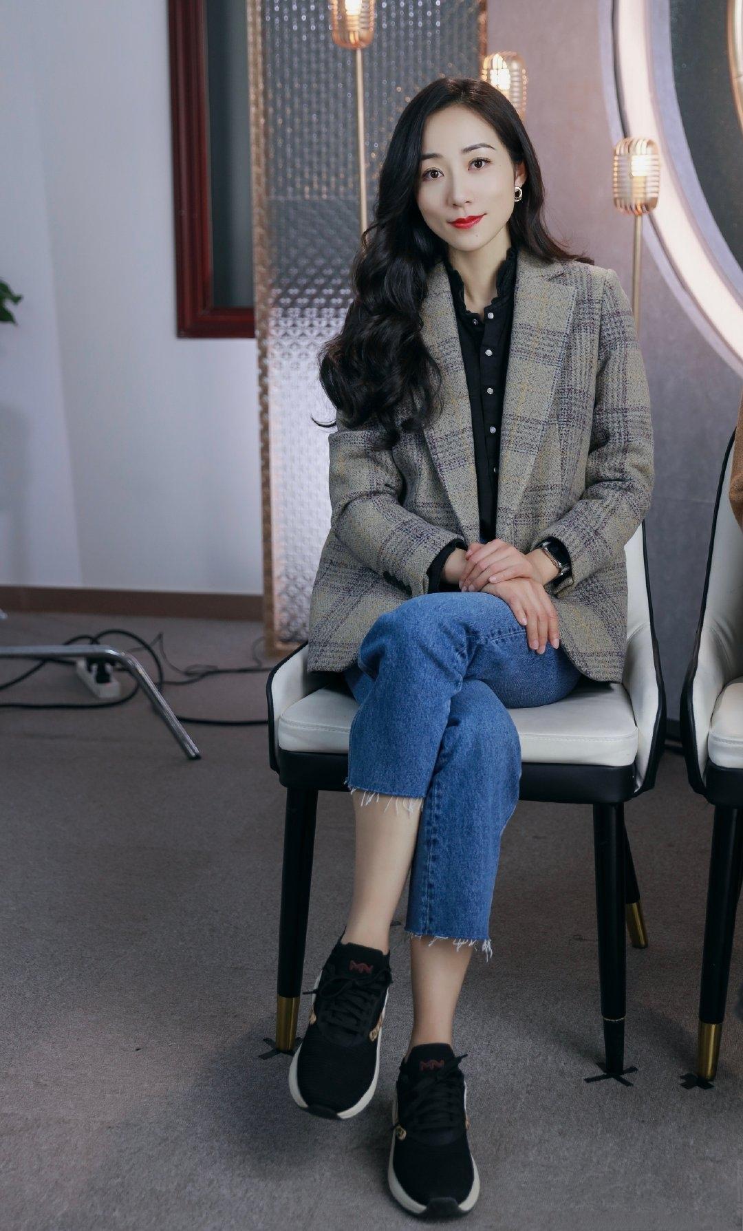 韩雪开叉裙配厚底鞋正式又休闲,标志卷发颇有魅力