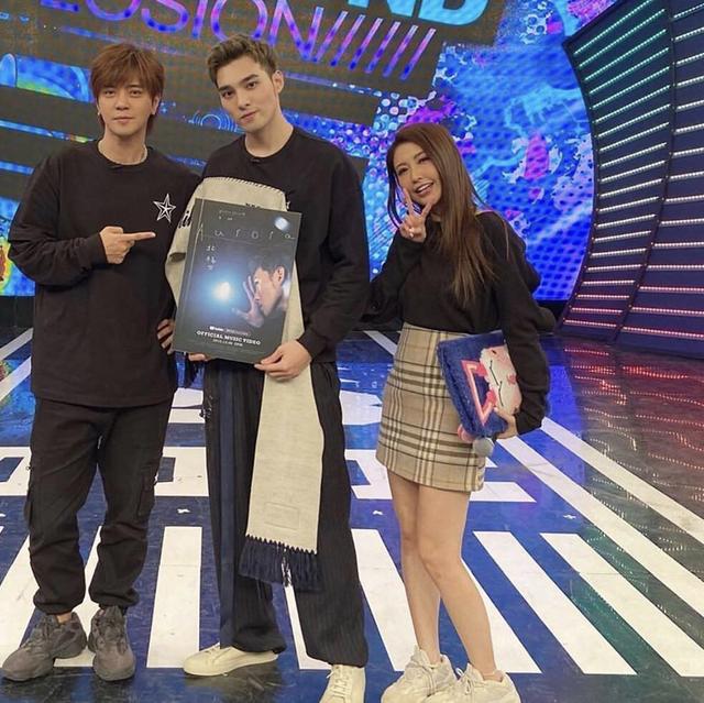 艺人身份被扒,曾多次送对方衣服包包|简恺乐|罗志祥|女艺人_新浪新闻