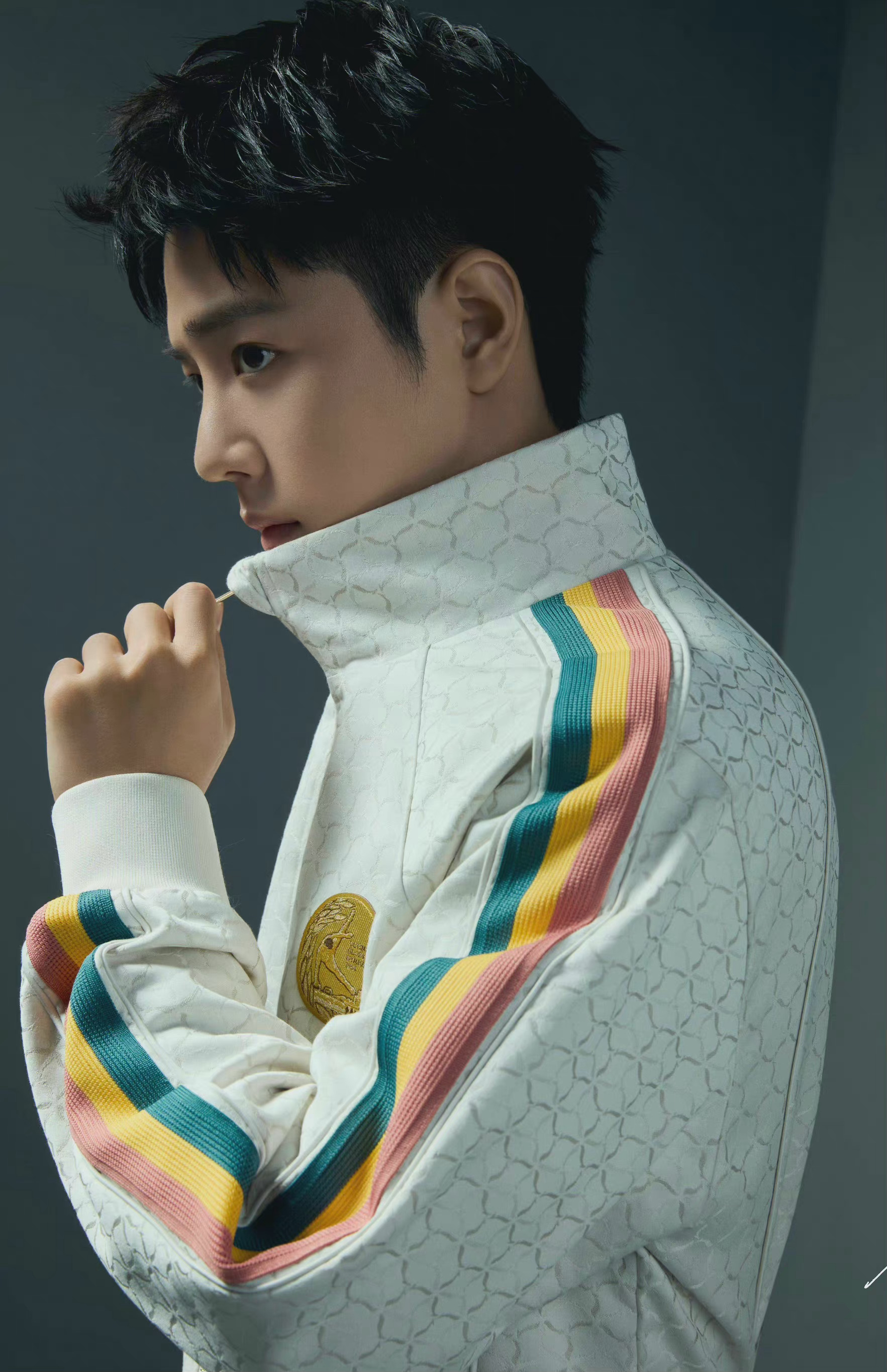 肖战新鲜广告拍摄大片一身白色休闲装咖色风衣