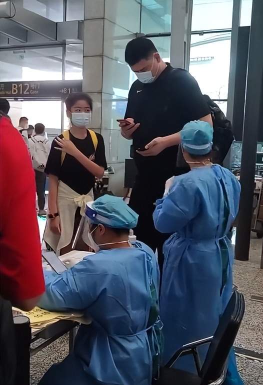 姚明带12岁女儿做核酸，女儿身高接近1米8，网友催促赶紧多生几个休闲区蓝鸢梦想 - Www.slyday.coM