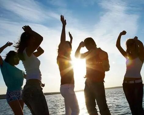 对于90后下班状态调查，超7成不等领导下班就先走，引发网友热议休闲区蓝鸢梦想 - Www.slyday.coM