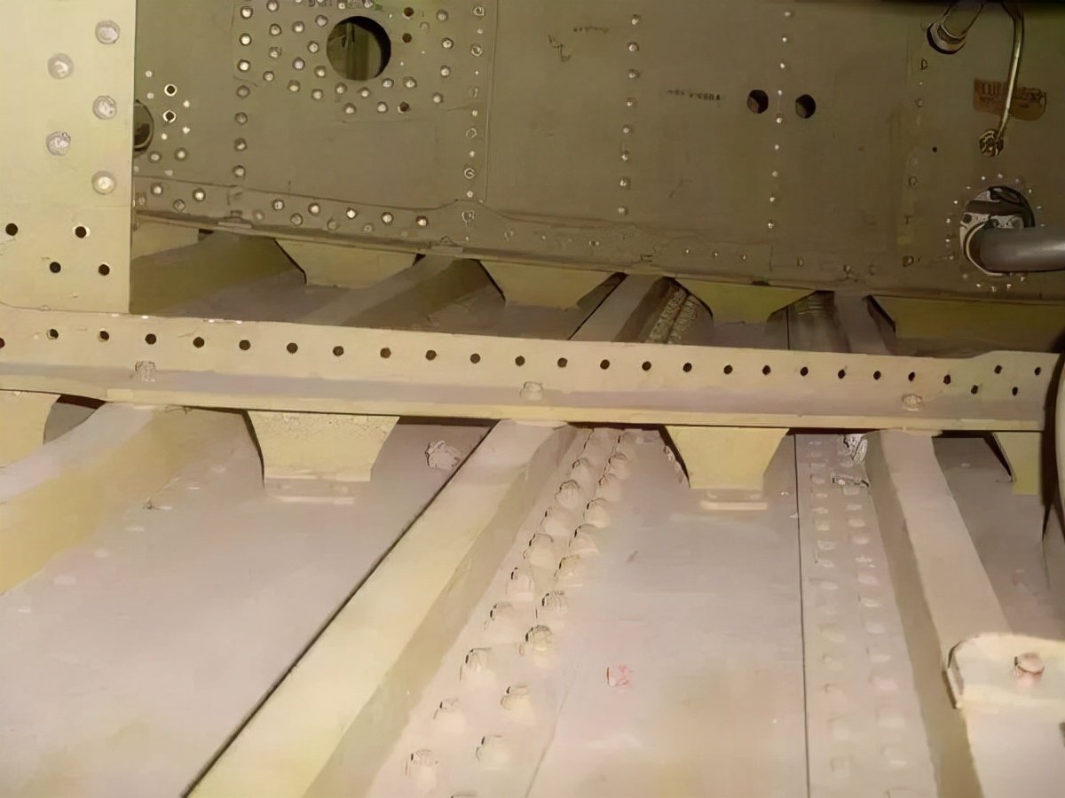 机翼内部是由梁和肋就组成的骨架结构,骨架的中间其实是空的,这点空间